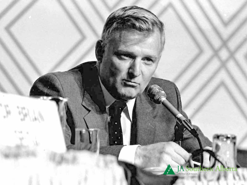 Jim-Gray-Moderator-at-Junior-achievement-Business-leadership-conference-1980